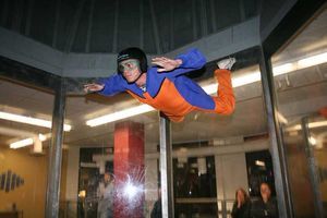 Training eines Fallschirmspringers im Windtunnel
