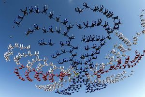 Kepingan salju besar yang dibentuk skydiver
