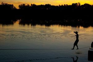 Waterline - slackline sopra l&rsquo;acqua