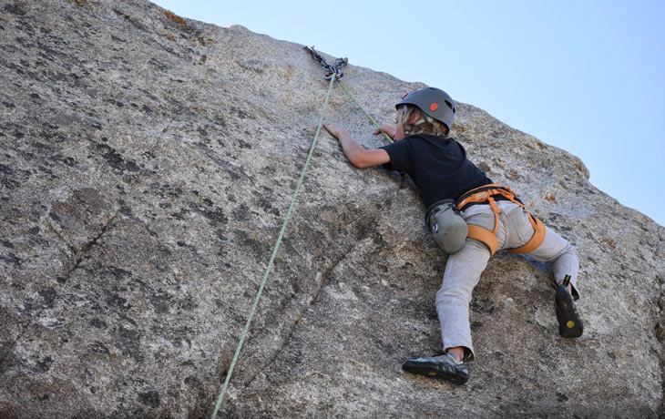 Latihan gaya top-roping untuk pemula dan kanak-kanak