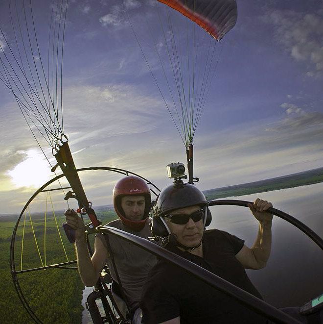 Een parapente met motor